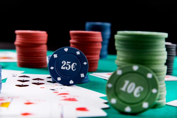 Poker chips and cards on a green fel — Stock Photo, Image