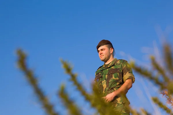 Militär i toppen av ett berg — Stockfoto