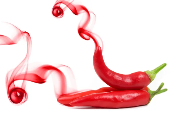 Rote Chilischoten mit Rauch auf weißem Hintergrund — Stockfoto