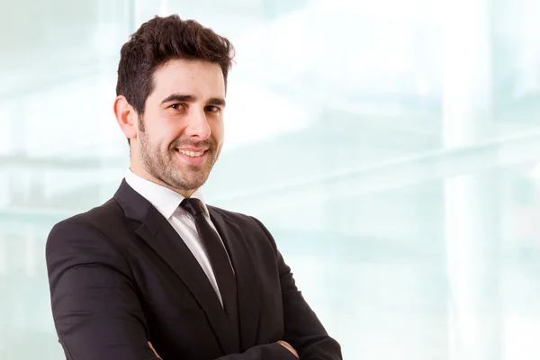 Jovem empresário sorridente no escritório — Fotografia de Stock