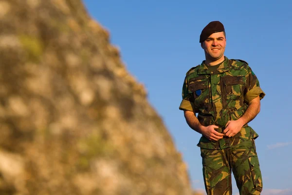 Militar en la cima de una montaña — Foto de Stock