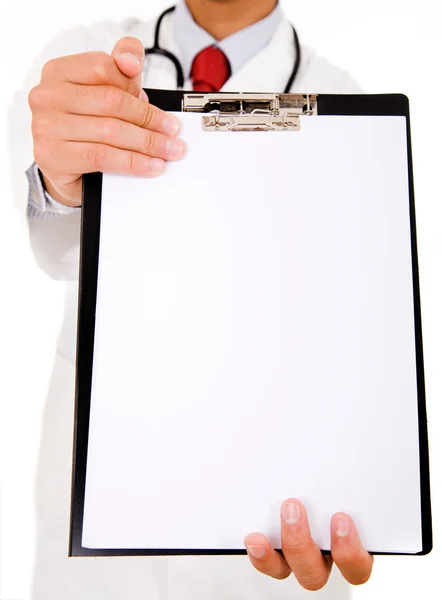 Doutor mostrando área de transferência em branco para escrevê-lo em sua bagunça pessoal Imagem De Stock
