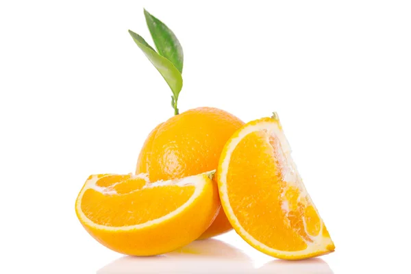 Orangen mit Blättern isoliert auf weiß — Stockfoto
