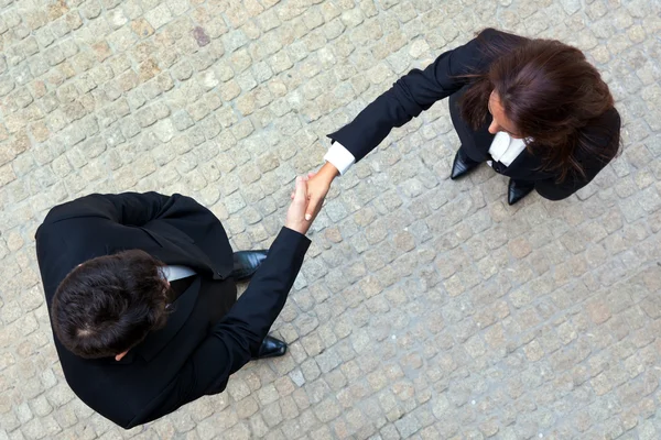 Business handshake between businessman and businesswoman — Stock Photo, Image