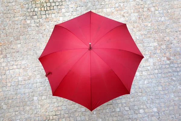 Czerwony parasol na zewnątrz — Zdjęcie stockowe