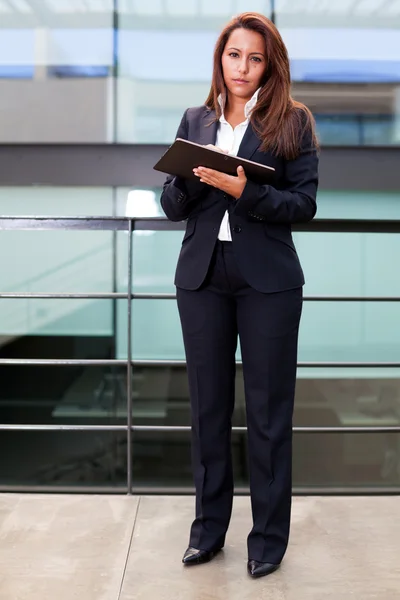 Ung affärskvinna med sin digitala tablett på kontoret — Stockfoto
