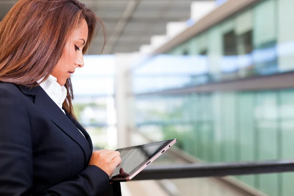 Obchodní žena pracující s digitálním tabletem v moderní kanceláři — Stock fotografie