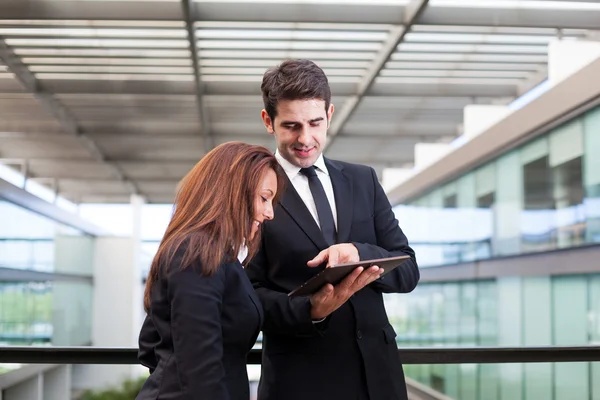 Affari che lavorano con tablet elettronico — Foto Stock