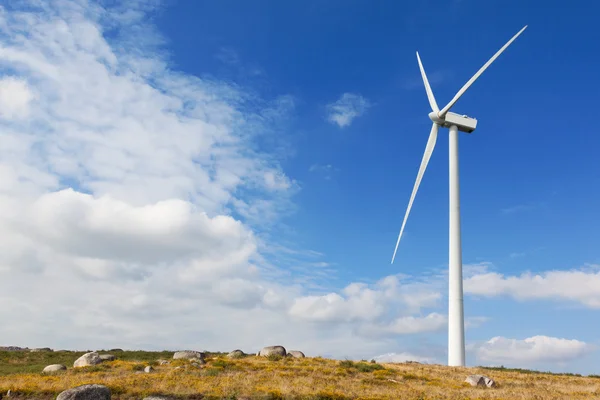 Paesaggio mulino a vento, alternativa produzione di energia elettrica — Foto Stock