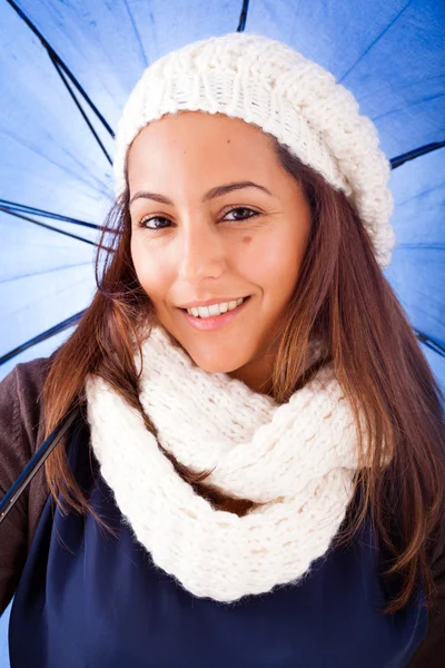 Mooie jonge vrouw gekleed met winterkleren, geïsoleerd op w — Stockfoto