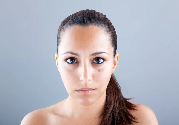 Portret van mooie jonge meisje met schone huid op mooie gezicht — Stockfoto