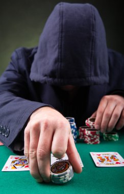 siyah arka plan üzerinde poker oyuncusu