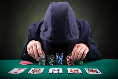 siyah arka plan üzerinde poker oyuncusu