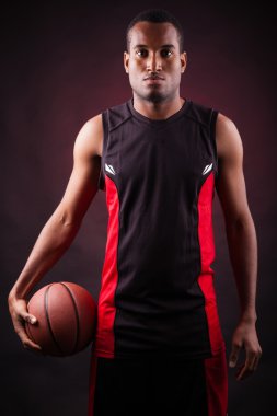 genç erkek basketbolcu zenci backgr karşı portresi