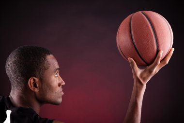genç erkek basketbolcu zenci backgr karşı portresi