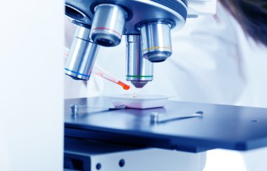 tatlı kadın bilim adamının bir mikroskobunun çalışma