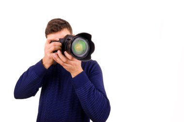 beyaz zemin üzerinde kamera ile genç fotoğrafçı