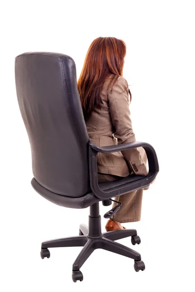 Visão traseira da jovem mulher sentada na cadeira isolada sobre ba branco — Fotografia de Stock