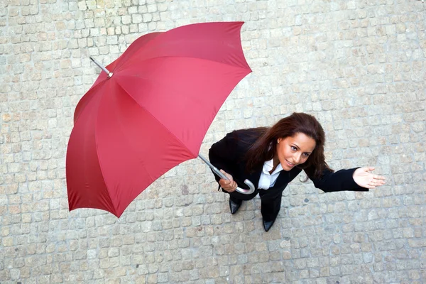 Junge Geschäftsfrau überprüft, ob es regnet — Stockfoto