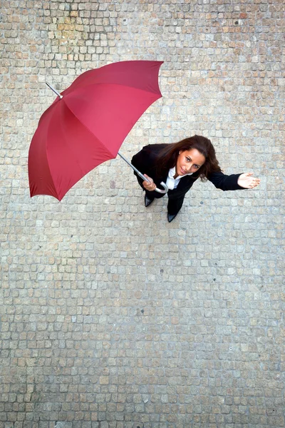 Mujer de negocios joven comprobando si está lloviendo —  Fotos de Stock