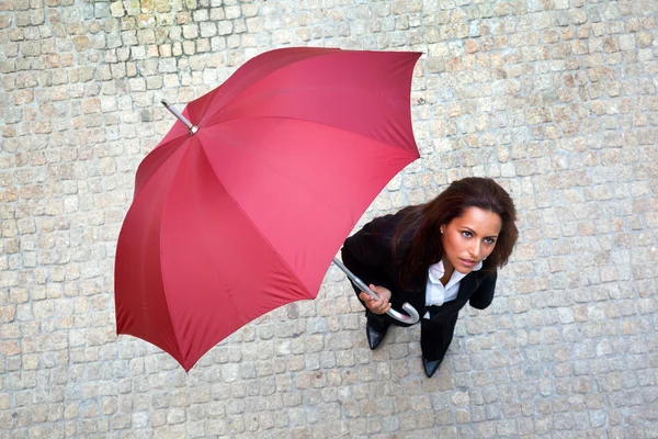 Mujer de negocios joven comprobando si está lloviendo —  Fotos de Stock