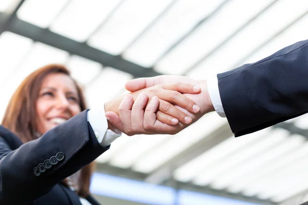 Businesspeople shaking hands at the office — Stock Photo, Image