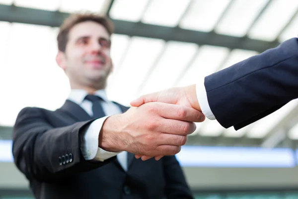Empresarios estrechando la mano en la oficina — Foto de Stock