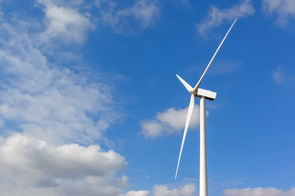 Біла вітрова турбіна, що виробляє електроенергію на хмарному небі — стокове фото