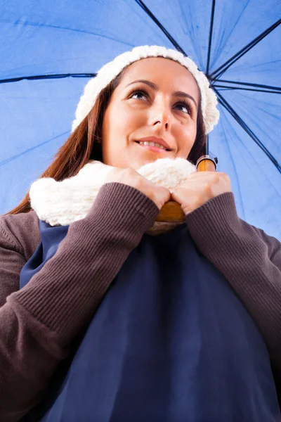 Vacker ung kvinna klädd med vinterkläder, isolerad på w — Stockfoto