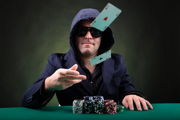 Pokerspieler wirft zwei Ass-Karten auf schwarzem Hintergrund — Stockfoto