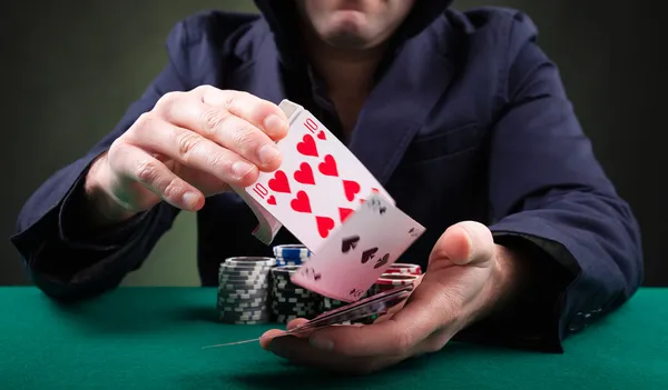 Giocatore di poker che lancia carte su sfondo nero — Foto Stock