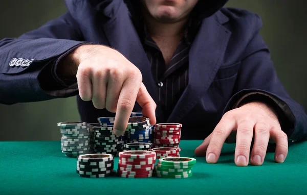 Jugador de poker sobre fondo negro — Foto de Stock