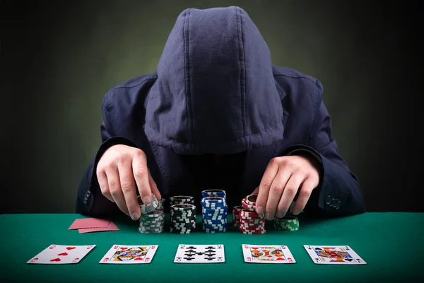 Hráč pokeru na černém pozadí — Stock fotografie
