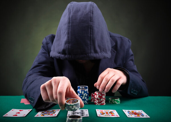 Игрок в покер на черном фоне
