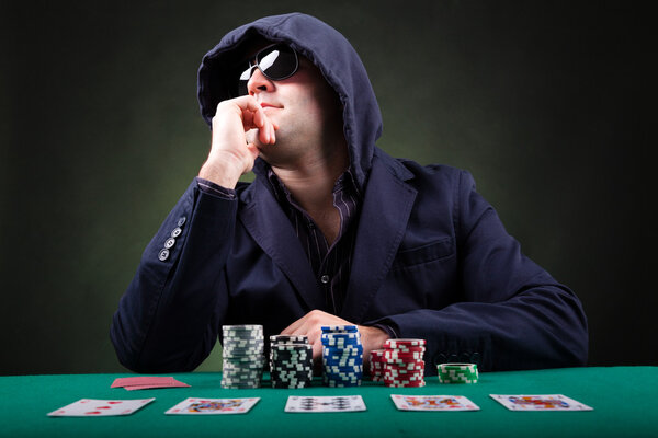 Игрок в покер на черном фоне
