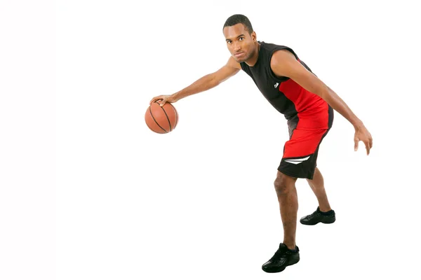 Jogador de basquete isolado em fundo branco — Fotografia de Stock