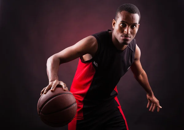 Potret pemain basket laki-laki muda melawan backgr hitam — Stok Foto