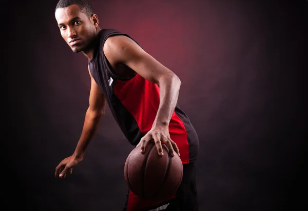 一个年轻男子篮球球员反对黑色表现力的肖像 — 图库照片