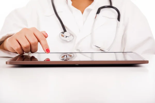 Kobieta lekarz z komputera typu tablet na biurku, na białym tle nad wh — Zdjęcie stockowe