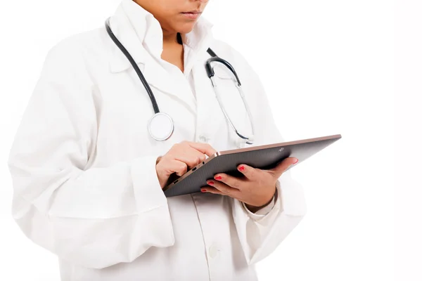 Médecin femme avec ordinateur tablette, ssolé sur fond blanc — Photo