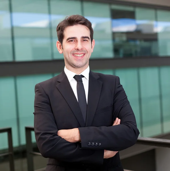 Gros plan portrait d'un jeune homme d'affaires heureux au bureau moderne — Photo