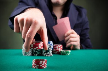 siyah arka plan üzerinde poker oyuncusu