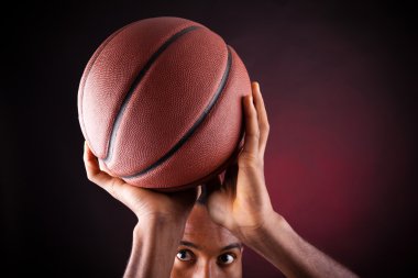 genç erkek basketbolcu zenci backgr karşı portresi