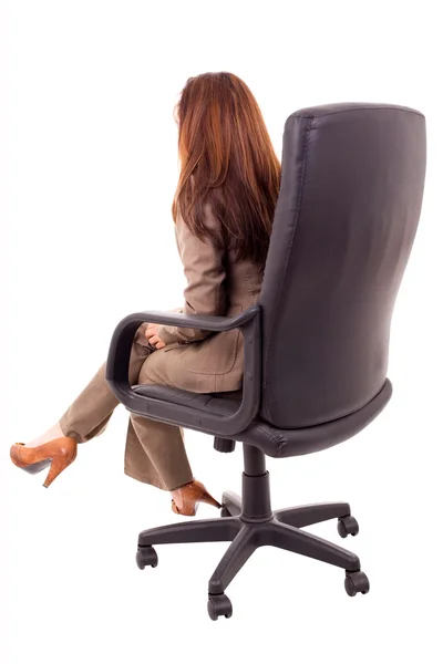 Ung kvinna sitter på stol, isolerad på vit — Stockfoto