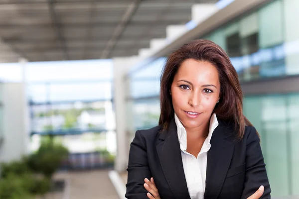 Leende ung affärskvinna på kontoret — Stockfoto