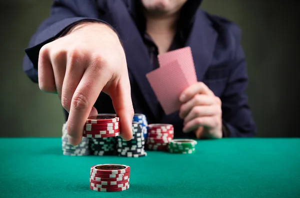 Игрок в покер на черном фоне — стоковое фото