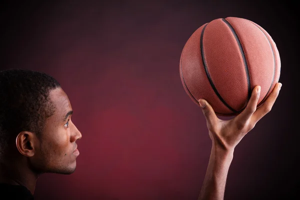 Retrato de um jovem jogador de basquete masculino contra o backgr preto — Fotografia de Stock