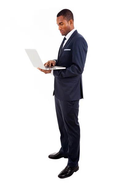 Αφρικανική αμερικανική επιχείρηση άνθρωπος με laptop, που απομονώνονται σε λευκό — Φωτογραφία Αρχείου