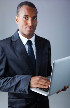 Afrikalı-Amerikalı genç iş adamı ile laptop