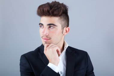 gri arka plan üzerinde zarif genç yakışıklı bir adam portresi